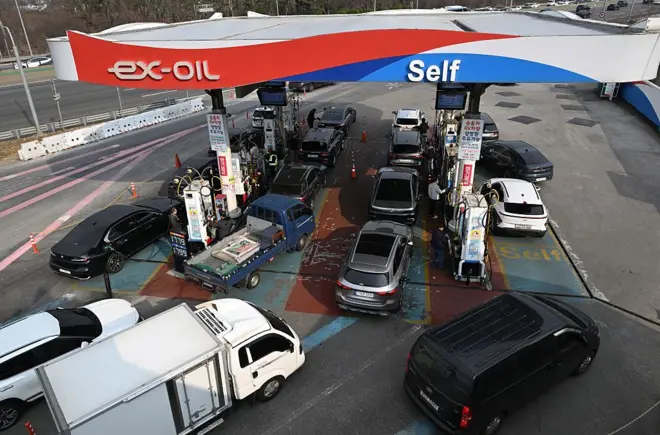 9일 서울의 한 주유소에서 운전자들이 주유를 하기 위해 길게 줄을 서 있다