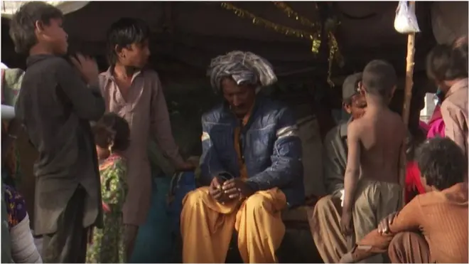 ثمرین غوری جامعات کے طالب علموں کے ساتھ کچی بستی اور آس پاس میں شعور اور آگاہی کی مہم چلاتی ہیں جس میں انہیں اقوام متحدہ کے پائیدار ترقی کے اہداف کے بارے میں آگاہی دی جاتی ہے۔