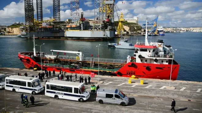 Des policiers maltais se tiennent sur le quai où le pétrolier El Hiblu 1 est amarré, à La Valette, le 28 mars 2019, après son détournement présumé par les ressortissants ouest-africains.