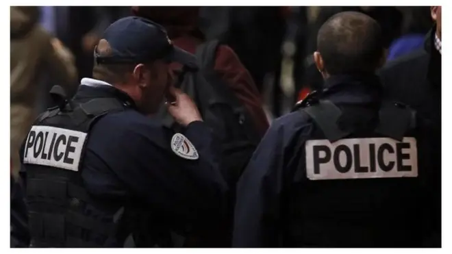 في النهاية قدم الممثلون العرض المسرحي