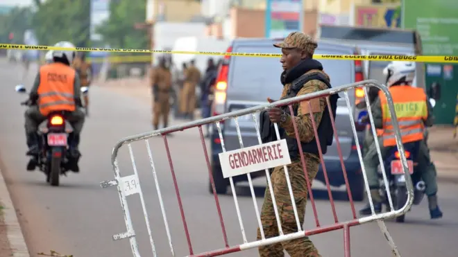 طوق أفراد الشرطة وقوات الأمن المبنى