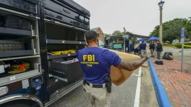 Pensacola donanma üssündeki FBI ajanları