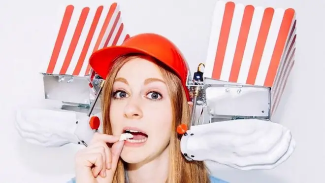 El casco de palomitas de maíz es uno de los inventos locos de Simone Giertz. Y su favorito.