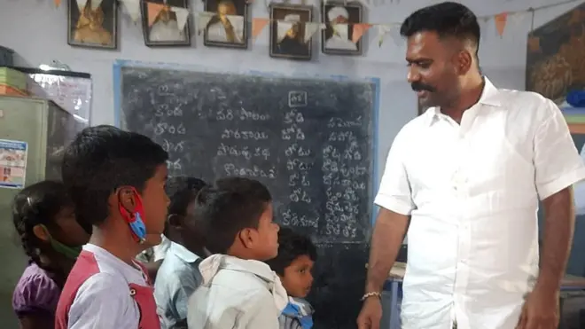 విద్యార్థులతో మాట్లాడుతున్న ఎమ్మెల్యే కేతిరెడ్డి వెంకట్రామిరెడ్డి