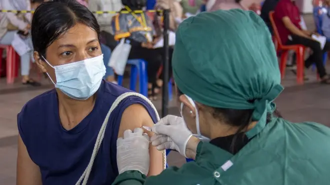 Petugas kesehatan menyuntikkan vaksin COVID-19 dosis ketiga atau booster kepada warga di Mall Botania Dua, Batam, Kepulauan Riau, Kamis (24/3/2022).