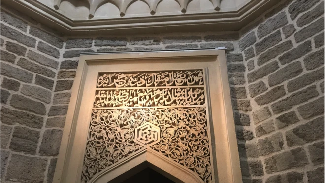 Köhnə daşların üstündən yeni örtük vurulub və yeni tağ quraşdırılıb