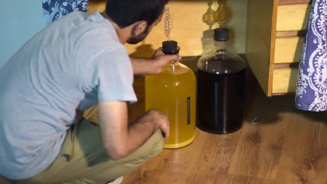 Жители страны часто производят алкоголь в домашних условиях из-за ограничений на продажу