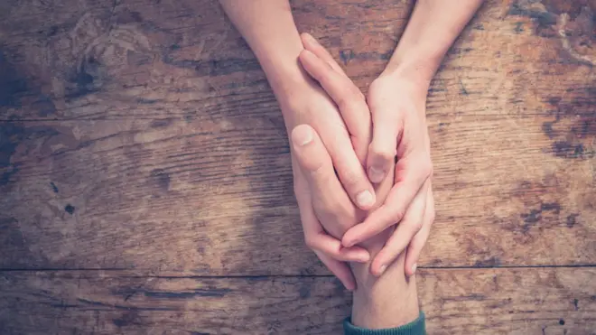 La capacidad de sentir preocupación y compasión por otros es una de las características de la empatía.