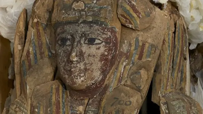 تابوت مصري قديم مصنوع من الخشب