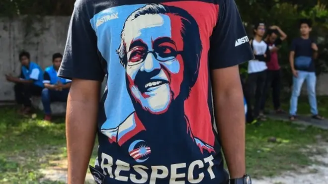Kaos bergambar Mahathir Mohamad dikenakan seorang pemuda Malaysia di Kuala Lumpur, 10 Mei 2018