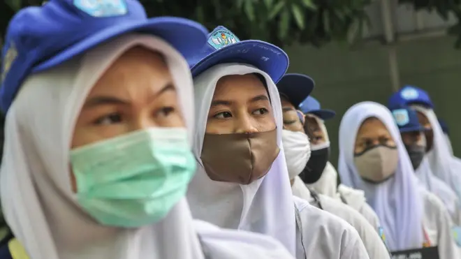 Dengan dimulainya tahun ajaran baru, sekolah di zona hijau kembali dibuka dengan penerapan protokol kesehatan.
