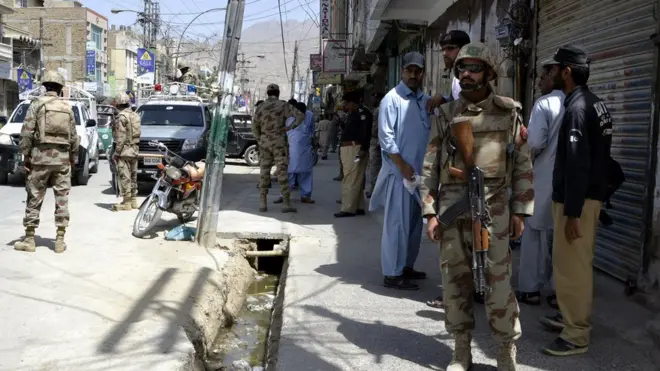 پاکستان کے صوبہ بلوچستان کے دارالحکومت کوئٹہ کے قریب فائرنگ کے ایک واقعے میں ہزارہ قبیلے سے تعلق رکھنے والے کم ازکم چار افراد ہلاک اور دو زخمی ہوگئے ہیں۔