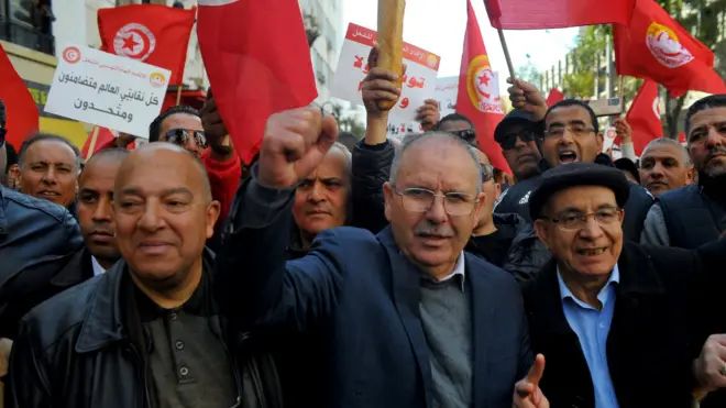 تظاهر آلاف التونسيين في العاصمة تونس، السبت 4 من مارس/آذار، استجابة لدعوة الاتحاد العام التونسي للشغل
