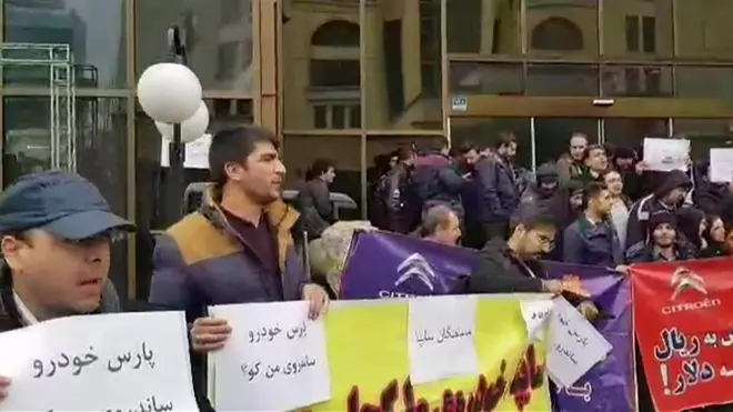 اعتراض خریداران خودرو در ایران به تاخیر در تحویل و گرانی