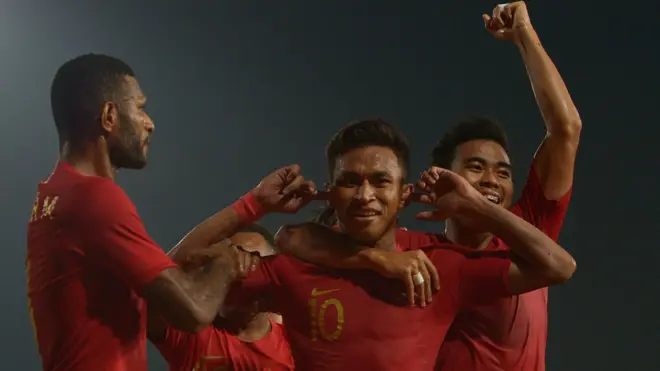 Para pemain Indonesia merayakan gol ke gawang Thailand di babak final turnamen AFF U-22 di Phnom Penh, Kamboja.