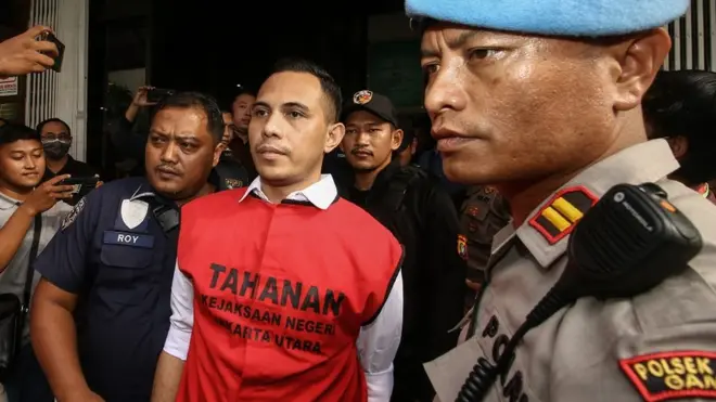 Terdakwa kasus penyiraman air keras kepada penyidik KPK Novel Baswedan, Ronny Bugis (tengah) meninggalkan ruangan usai menjalani sidang dakwaan di Pengadilan Negeri Jakarta Utara, Jakarta, 19 Maret lalu. Kedua terdakwa Ronny Bugis dan Rahmat Kadir Mahulette didakwa melakukan penganiayaan berat terencana terhadap Novel Baswedan.