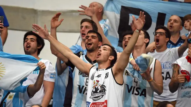 Un grupo de argentinos realizaba cánticos del fútbol contra Brasil durante el partido de básquetbol de Argentina contra Nigeria, lo que causó enojo entre los jugadores argentinos.