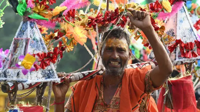 मुज़फ़्फ़रनगर में प्रशासन ने आदेश जारी किया था कि कांवड़ यात्रा के दौरान खाद्य पदार्थों से जुड़ी दुकानों के मालिकों को अपना और अपने यहां काम करने वाले कर्मचारियों का नाम दुकान पर साफ़ और बड़े अक्षरों में लिखना होगा.