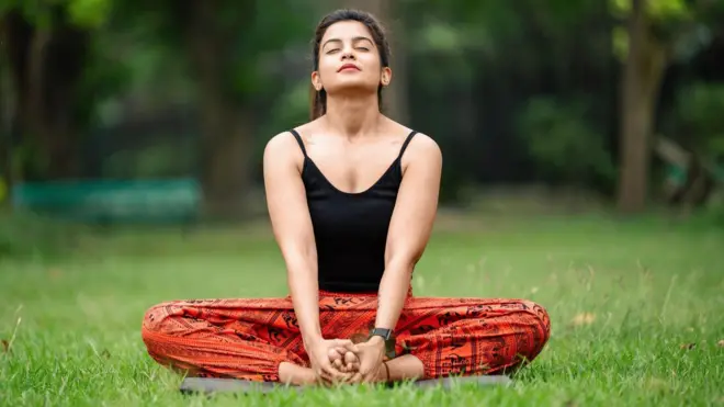 व्यायाम करताना तरुणी