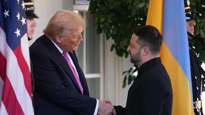 زيلينسكي (يمين) مع ترامب (يسار)