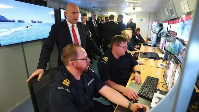 လူမဲ့ ရေအောက်ဒရုန်းတွေကို အဝေးက ထိန်းချုပ်နေတာကို ဗြိတိန် ကာကွယ်ရေး ဝန်ကြီး ကြည့်ရှုနေစဥ်