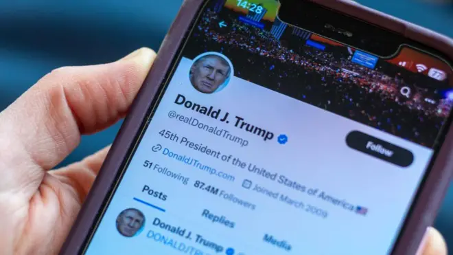 حساب ترامب على شاشة هاتف