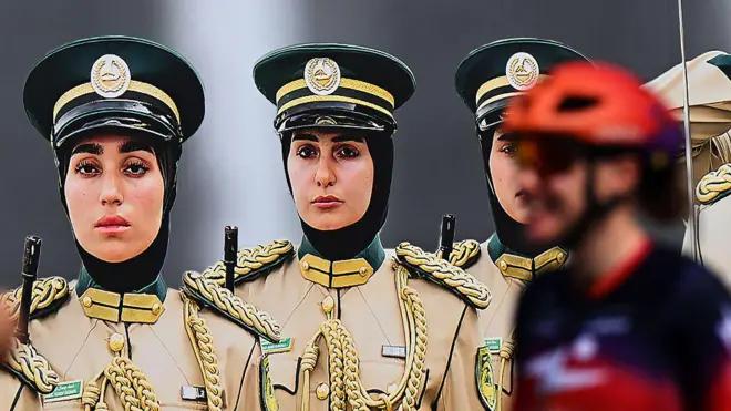 صورة تظهر ضابطات في الجيش قبيل المرحلة الثانية من النسخة الرابعة من سباق الإمارات للسيدات 2026، وهي مرحلة تمتد لمسافة 145 كيلومتراً من أكاديمية شرطة دبي إلى جامعة حمدان بن محمد الذكية، في 6 فبراير/شباط 2026، في دبي، الإمارات العربية المتحدة.