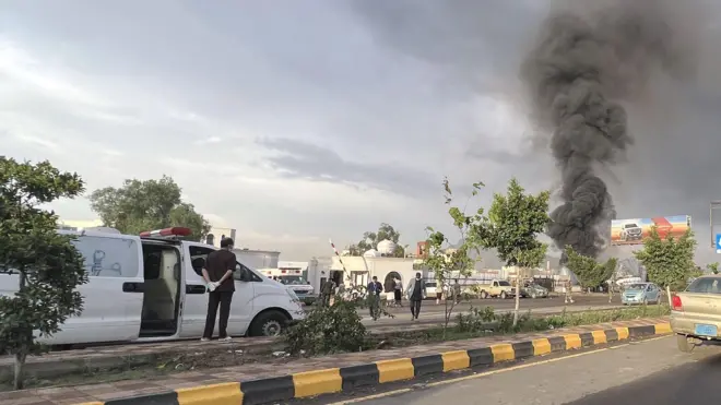 صورة سابقة لتصاعد دخان في موقع في العاصمة صنعاء بعد غارات إسرائيلية