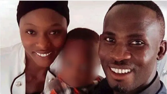 Abosede Olawoye ati ọkọ rẹ, Segun Olawoye duro ti akọbi wọn ọkunrin, ti wọn si dijọ n rẹrin