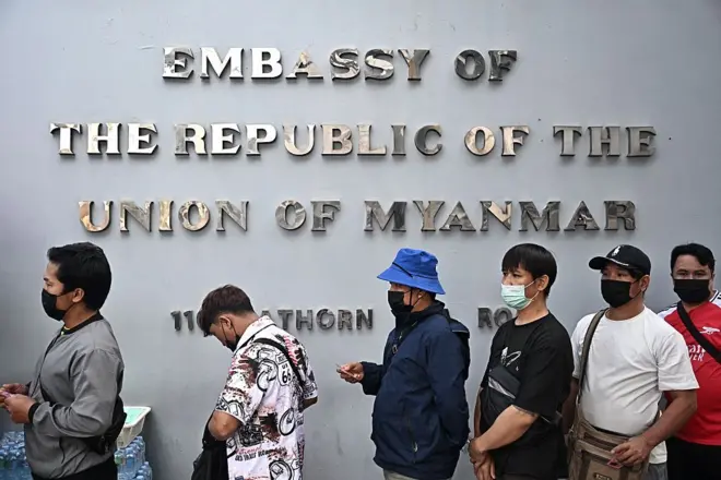 ၂၀၂၅ ခုနှစ် ရွေးကောက်ပွဲအတွက် ထိုင်းနိုင်ငံ၊ ဘန်ကောက်မြို့ မြန်မာသံရုံးမှာ ဆန္ဒမဲပေးဖို့ တန်းစီနေတဲ့ မြန်မာနိုင်ငံသားတွေ (ပုံဟောင်း)