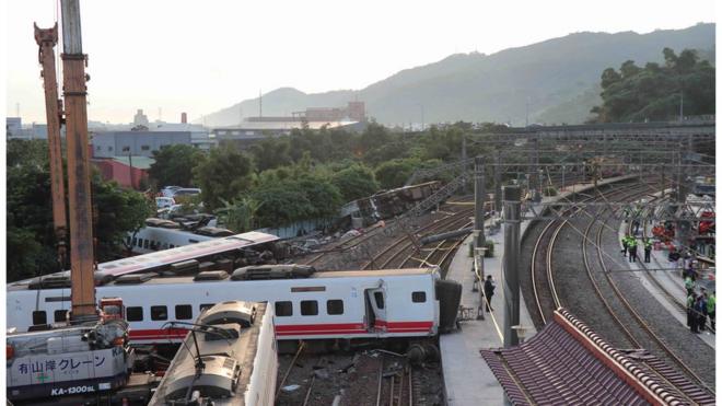 台灣快速列車「普悠瑪」列車翻覆事故，現場怵目驚心。
