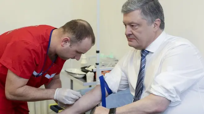 Процесс взятия крови у Порошенко находящимся в соседней комнате журналистам транслировали по телевизору