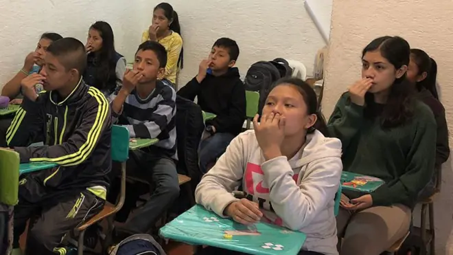 La imagen de un grupo de niños que se golpean la cara y el pecho mientras repiten palabras de ánimo puede resultar extraña, pero los defensores del tapping aseguran que funciona.