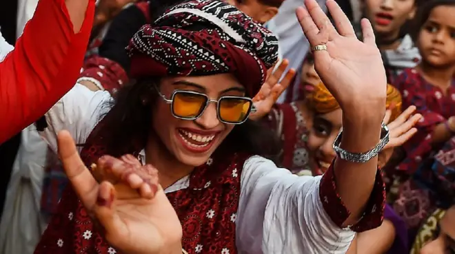 सिंध में जश्न मनाते लोग