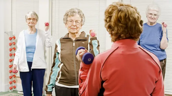 Пожилые женщины делают зарядку