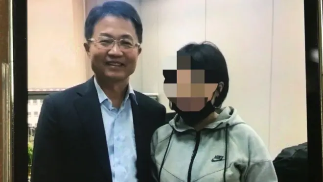 지난 어버이날, 부산여중생 폭행사건 피해자는 천종호 판사를 찾아와 꽃을 선물했다