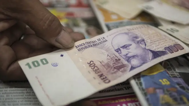 Para contener la devaluación, el gabinete de Mauricio Macri subirá a niveles históricos la tasa de interés.