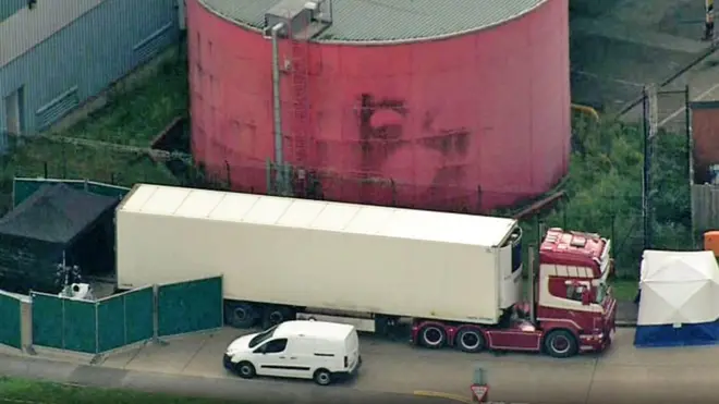 صورة من الجو للشاحنة وتطويق المنطقة