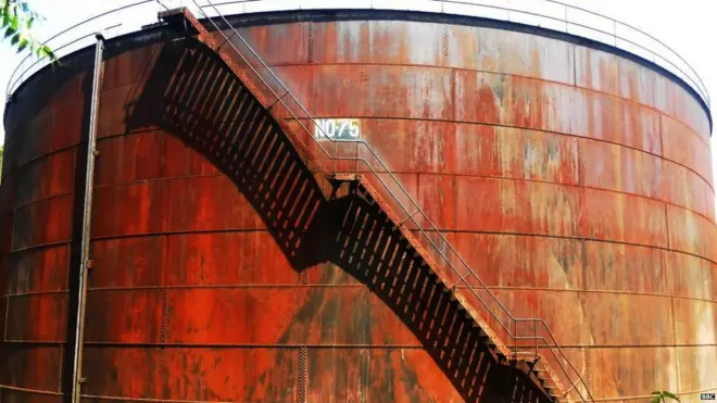 අංක 75 දරන තෙල් ටැංකිය