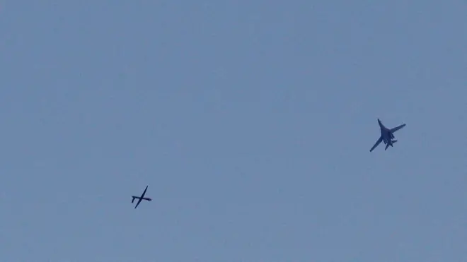 د امریکا په مشرۍ د نړیوال ایتلاف یوه بم غورځونکې او بله هم ډرون الوتکه د سوریې په اسمان کې.