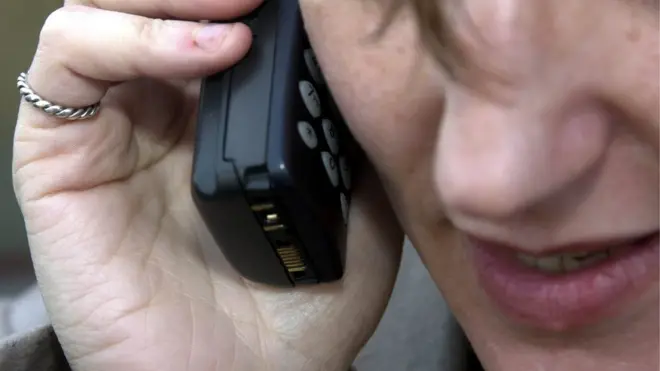 жена на телефону