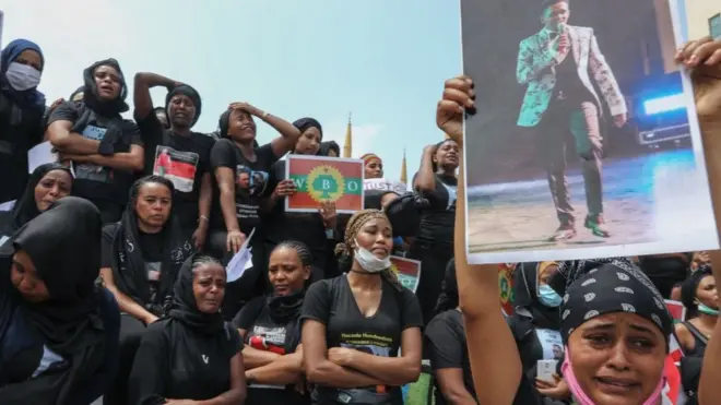 Namoota ajjeefamuu Haacaaluu mormaa jiran