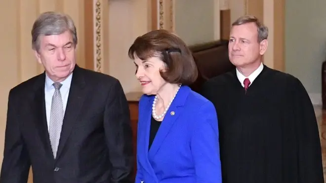 John Roberts (izquierda), presidente de la Corte Suprema dirigirá el juicio político. Este lunes fue escoltado por los senadores Roy Blunt y Dianne Feinstein.