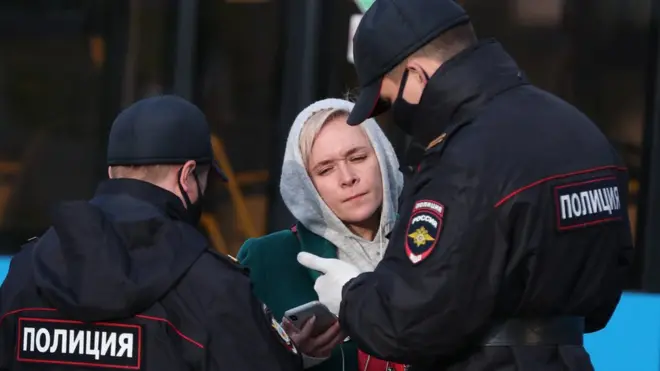 полицейские проверяют пропуск