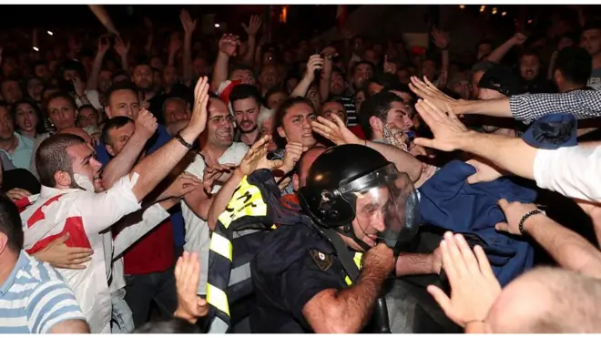 Митингующие пытаются ворваться парламент Грузии