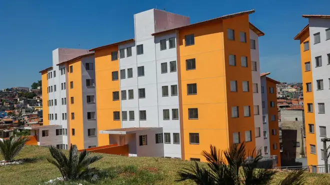 Foto de um conjunto habitacional de prédios. 