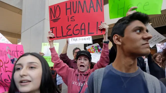 "Ningún ser humano es ilegal", decía una de las pancartas en la protesta contra la decisión del alcalde de Miami Dade de apegarse a la orden ejecutiva de Trump.