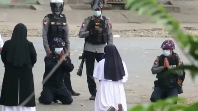 La imagen salió en televisión y conmocionó al mundo: la monja Ann Rose Nu Tawng arrodillada frente a dos policías para proteger a unos niños y residentes.
