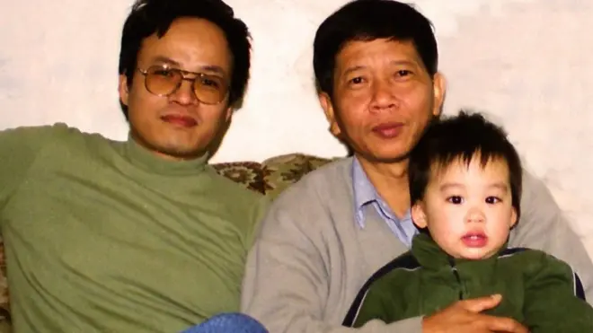 Nguyễn Huy Thiệp ở Đức, Limburg, mùa xuân năm 2000, 50 tuổi, cùng kỹ sư Đỗ Quang Nghĩa (đeo kính) và con trai kỹ sư Nghĩa