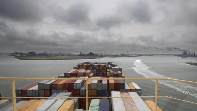 Una especie de "ballet industrial" tiene lugar cuando el Ebba se acerca a Rotterdam, el puerto más grande de Europa y sexto más grande del mundo.